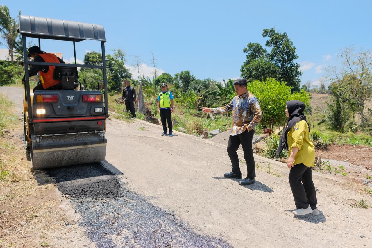 Bupati Bantaeng, Uji Nurdin Tinjau Langsung Perbaikan Jalan
