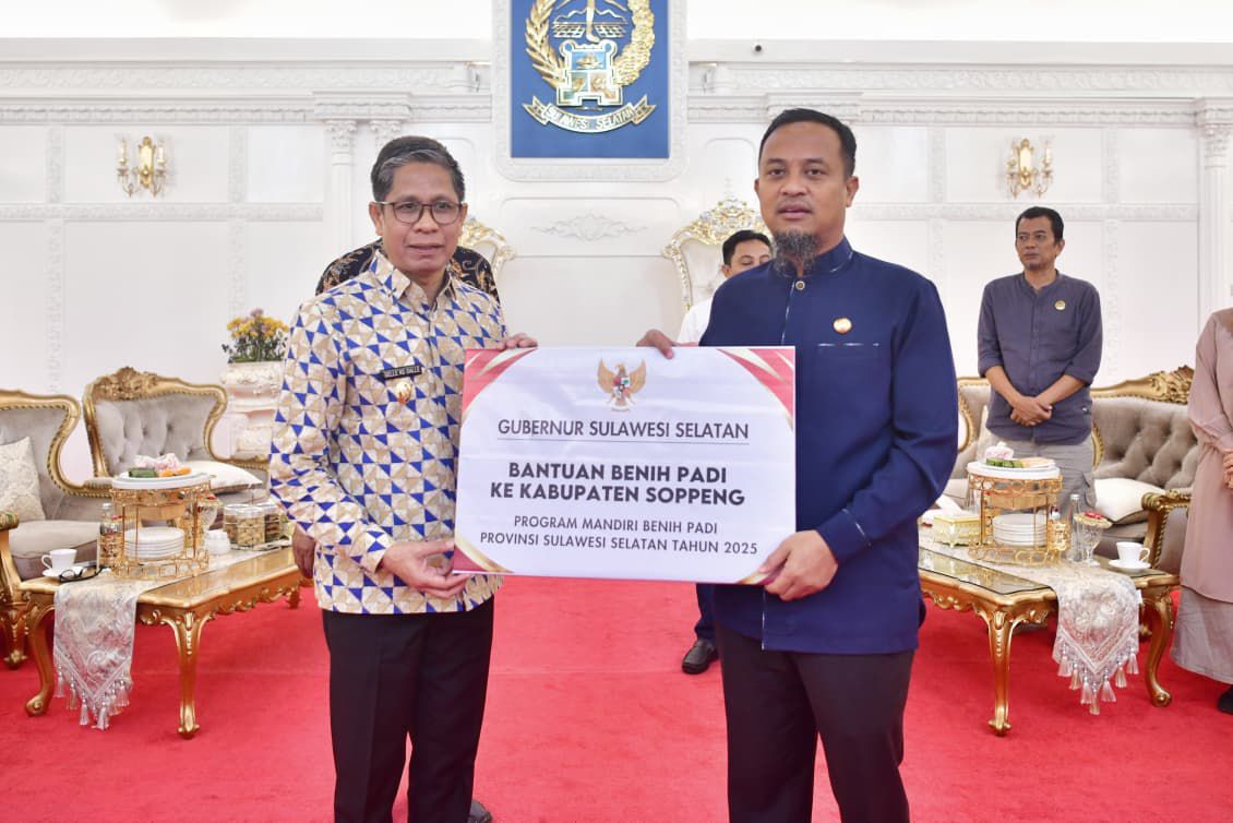 Gubernur Sulsel Serahkan Bantuan Mandiri Benih Padi ke Sidrap dan Soppeng