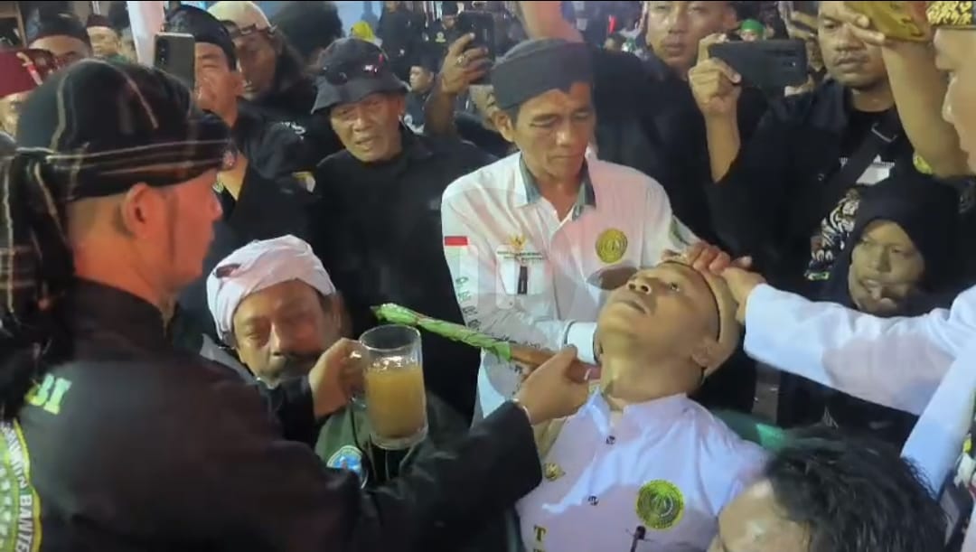 Ketua DPW II Tjimande Tari Kolot Karuhun Banten Indonesia (TTKBI) Kota Bekasi, Brian May, Saat Mengikuti Tradisi Sakral Ketjeran di Milad ke 2 TTKKBI
