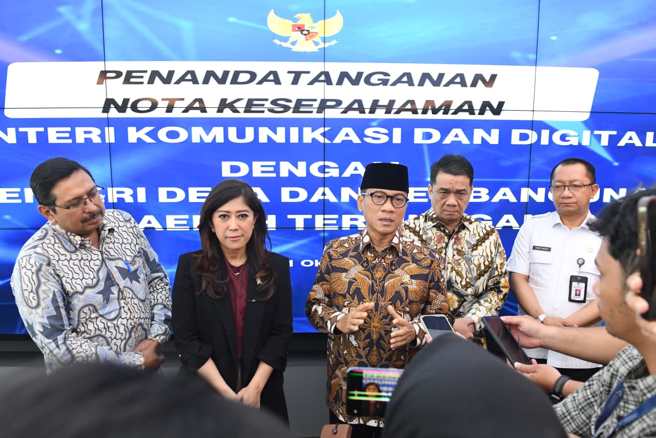 Mendes PDT, Yandri Susanto Bersama Menkomdigi, Meutya Hafid Saat Menghadiri Penandatanganan Nota Kesepakatan Tentang Sinergitas Pemanfaatan Teknologi Komunikasi dan Digital untuk Pembangunan Desa dan Daerah Tertinggal