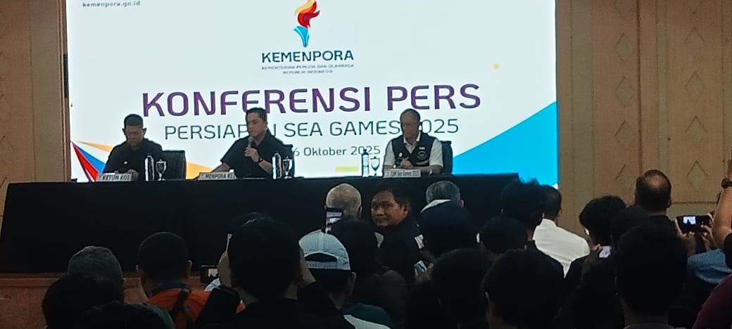 Menpora Erick Thohir Saat Konferensi Pers di Wisma Kementerian Pemuda dan Olahraga (Kemenpora), Jakarta, Kamis (16/10/2025).
