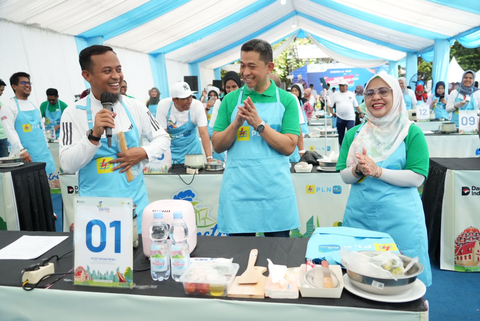 Gubernur Sulawesi Selatan, Andi Sudirman Sulaiman (Kiri), General Manager PLN UID Sulselrabar, Edyansyah (Tengah), dan Senior Manager Niaga dan Manajemen Pelanggan, Yuli Ashaniais (Kanan) Tengah Bersiap-siap untuk Mengikuti Electric Cook Fest, Lomba Memasak Menggunakan Berbagai Peralatan Rumah Tangga Berbasis Listrik pada Sabtu, (18/10/2025).