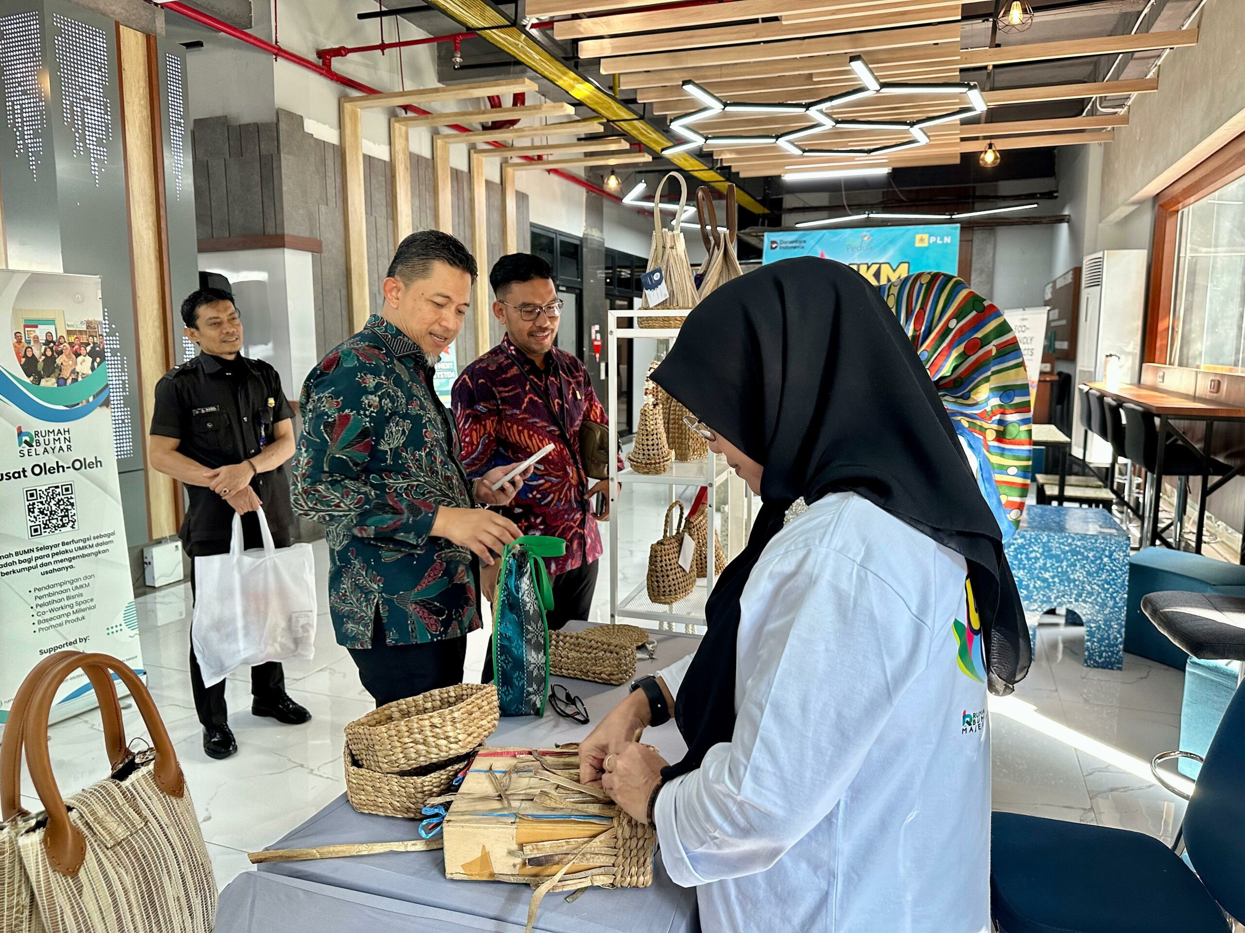General Manager PLN UID Sulselrabar, Edyansyah, Mengunjungi Stand Rama Craft Pada UMKM Expo 2025 di Working Space PLN UID Sulselrabar, Makassar, Senin (29/9/2025).