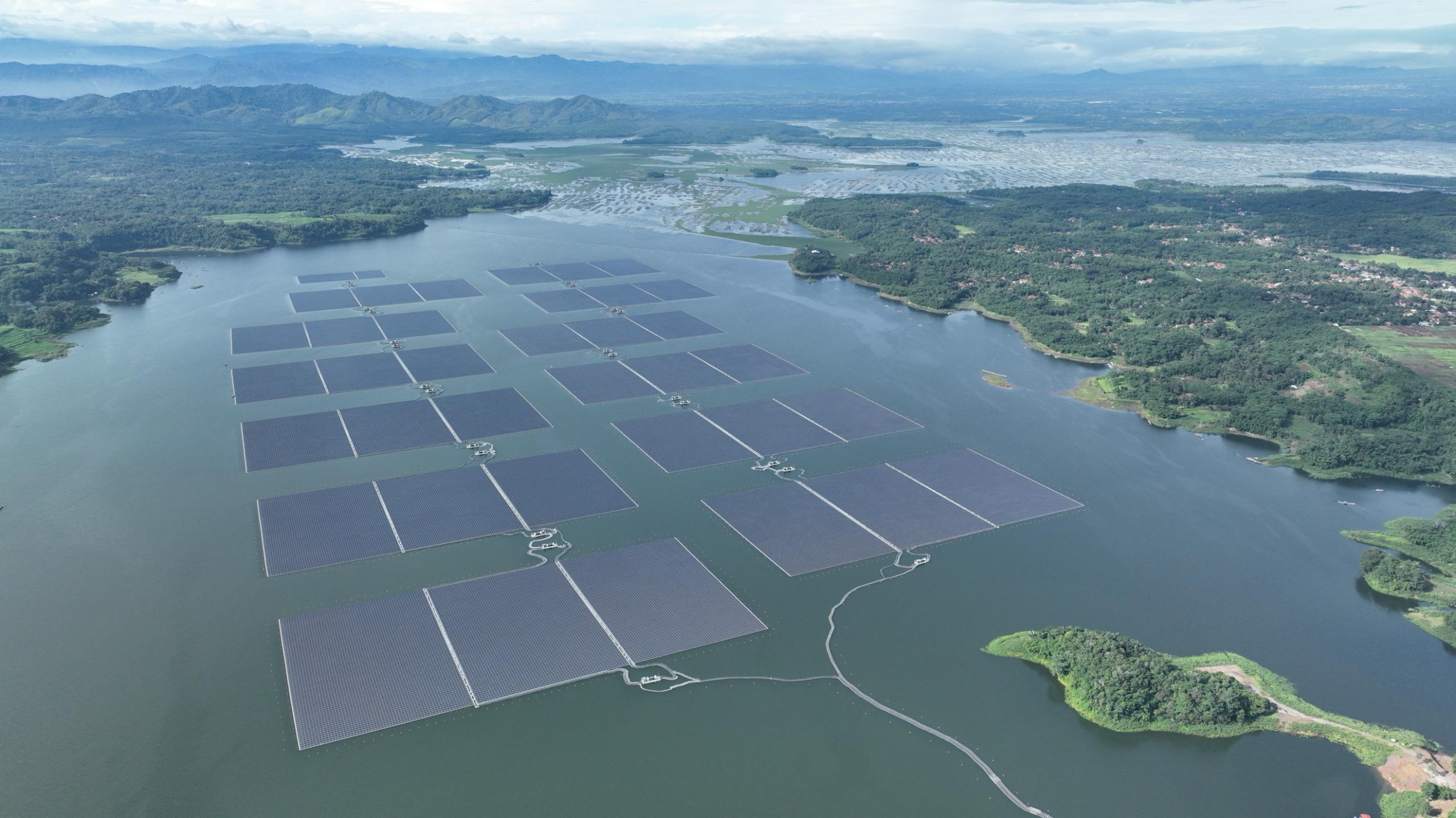 Pembangkit Listrik Tenaga Surya (PLTS) Terapung Cirata Berkapasitas 192 Megawatt peak (MWp) di Kabupaten Purwakarta, Jawa Barat.