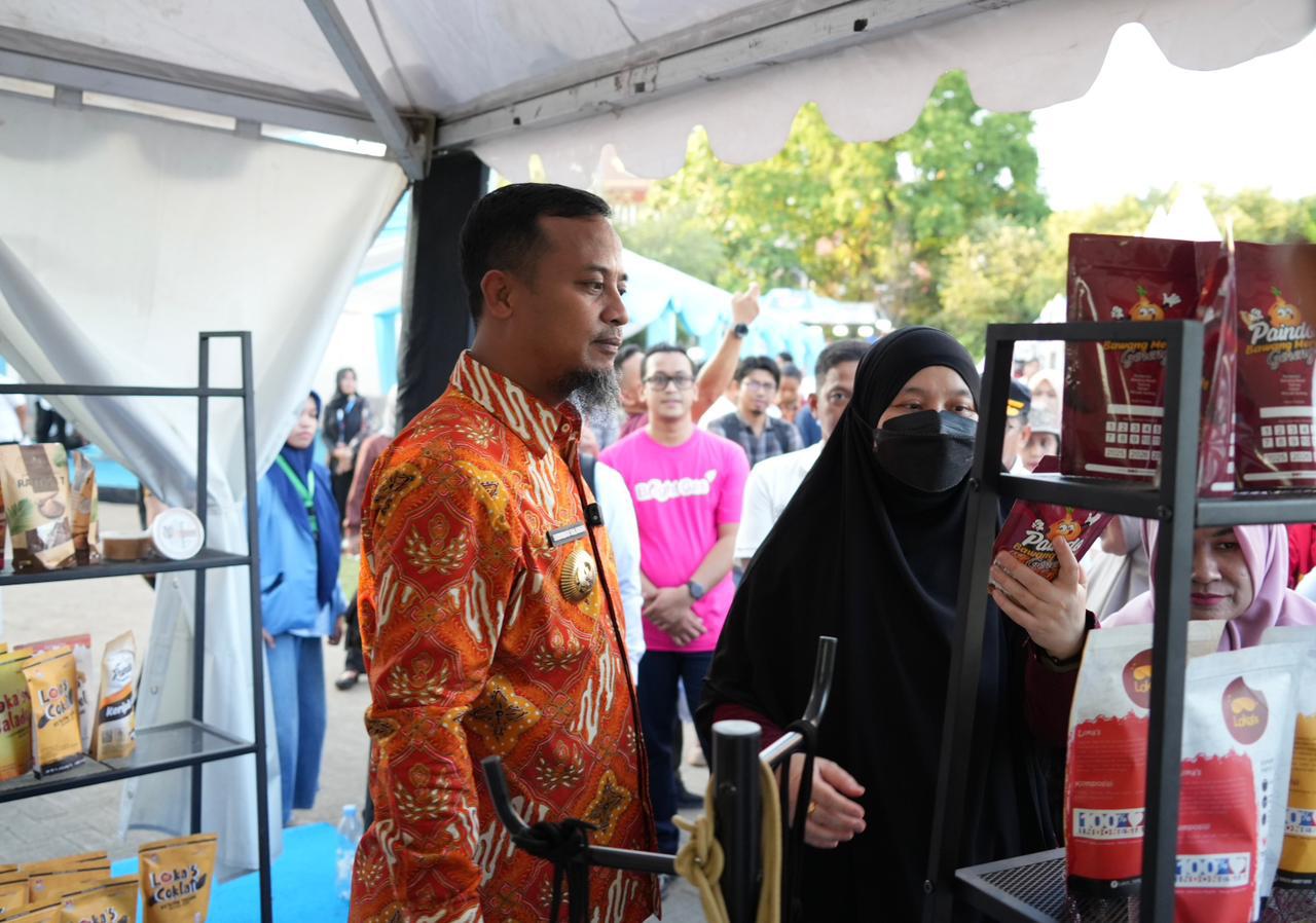 Gubernur Sulawesi Selatan, Andi Sudirman Sulaiman, Beserta Ketua TP PKK Provinsi Sulawesi Selatan, Naoemi Octarina Tengah Berkunjung ke booth UMKM Binaan PLN UID Sulselrabar.