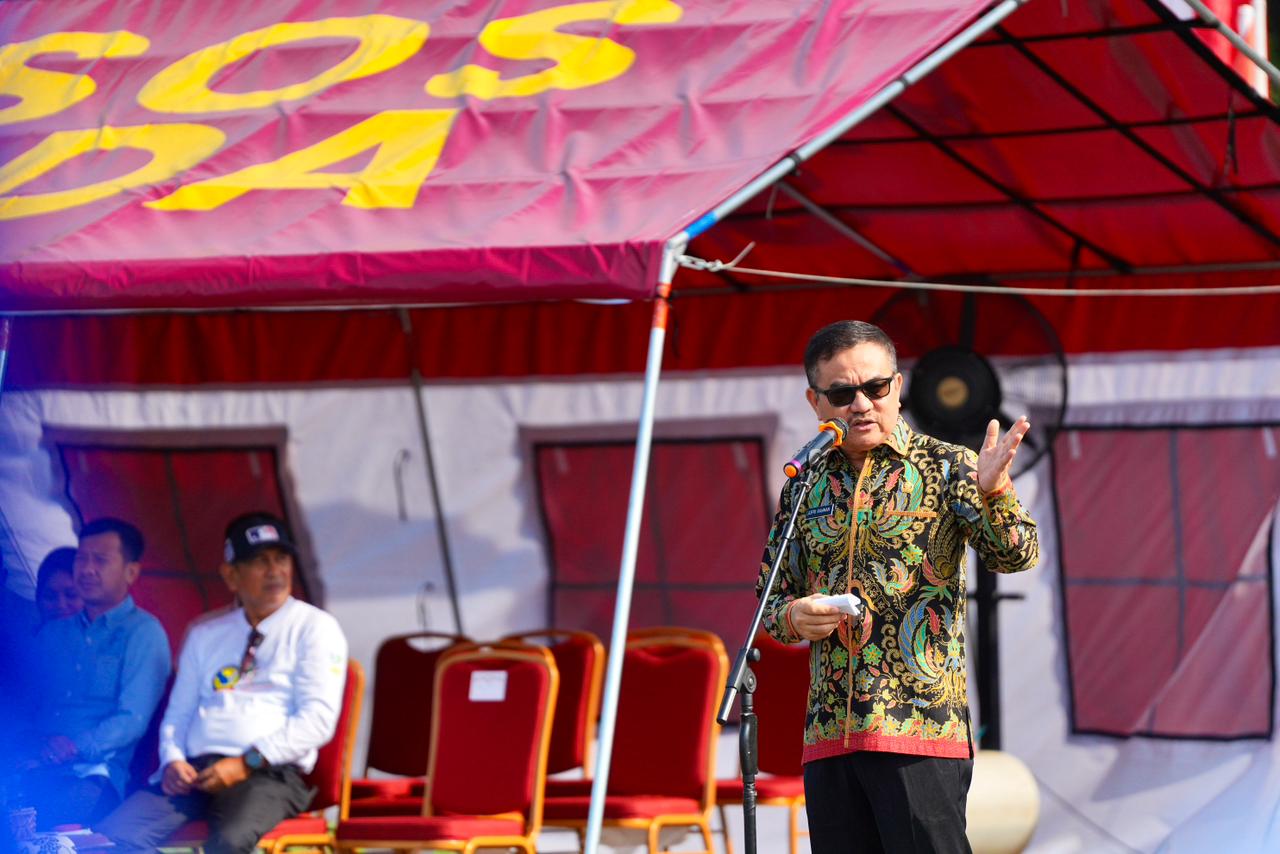 Sekprov Sulsel, Jufri Rahman Saat Memberikan Sambutan dalam Memperingati HUT ke-16 Tenaga Kesejahteraan Sosial Kecamatan (TKSK)