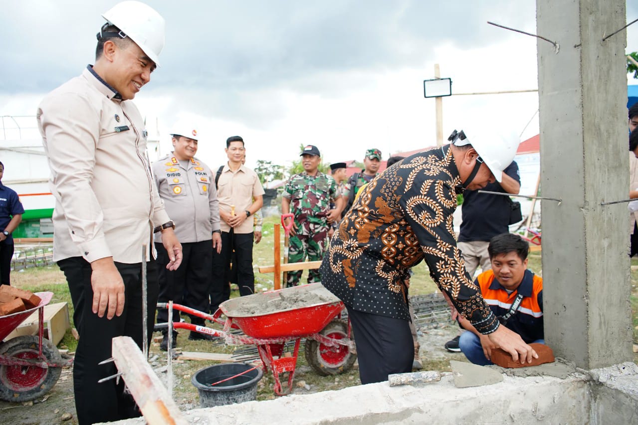 Wakil Bupati Selayar, Muhtar, Saat Memimpin Peletakan Batu Pertama (Groundbreaking) Pembangunan SPPG di Kelurahan Benteng Selatan, Kamis (30/10/2025).