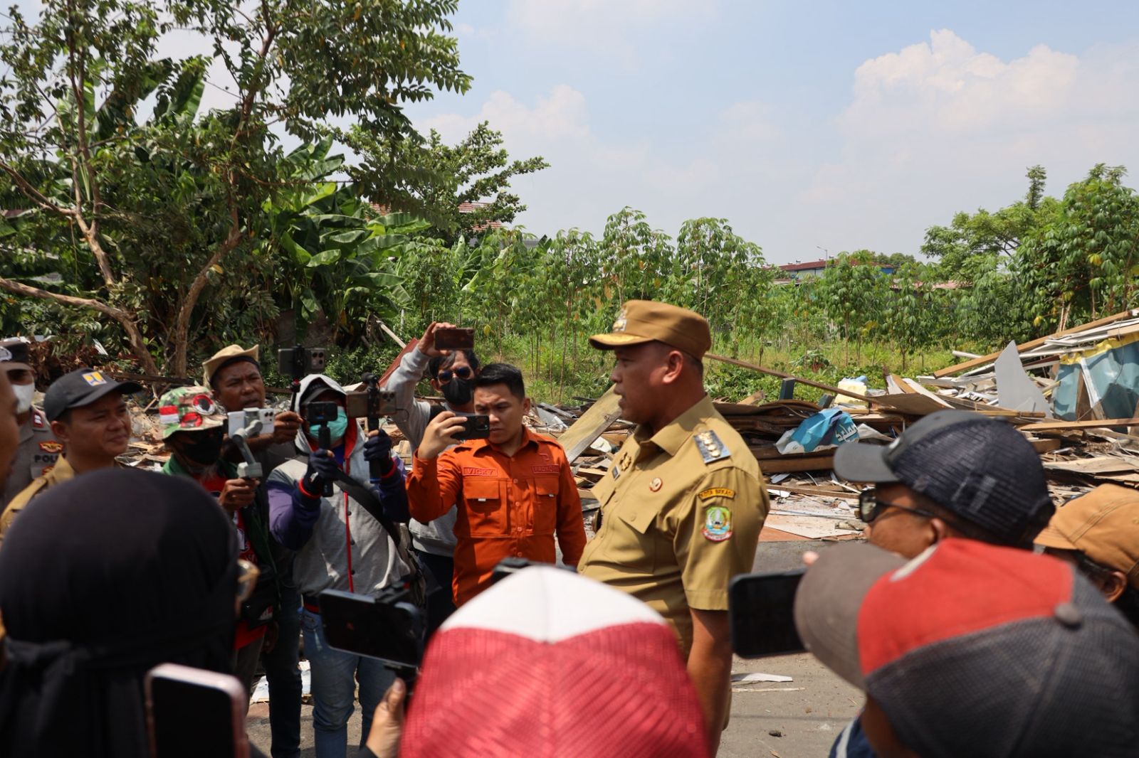 Wali Kota Bekasi Pantau Penertiban Bangunan Liar di Saluran PJT Wisma Asri