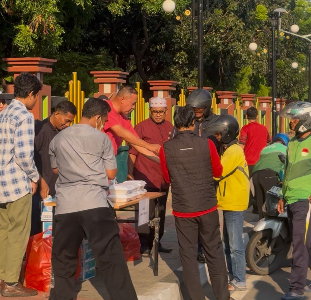 Jumat Berkah, Wali Kota Bekasi Bagikan Makanan untuk Warga dan Ojol