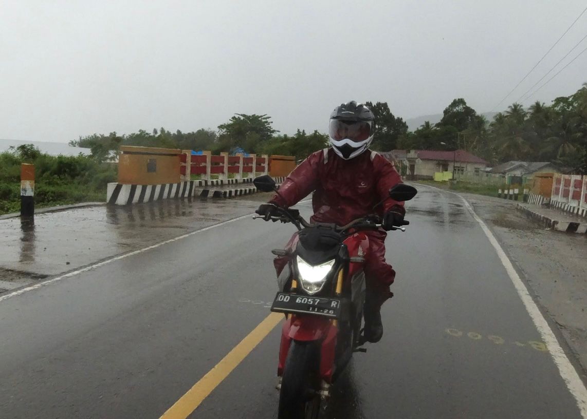 Instruktur Honda Bagikan Cara Aman Hadapi Jalan Licin dan Berpasir