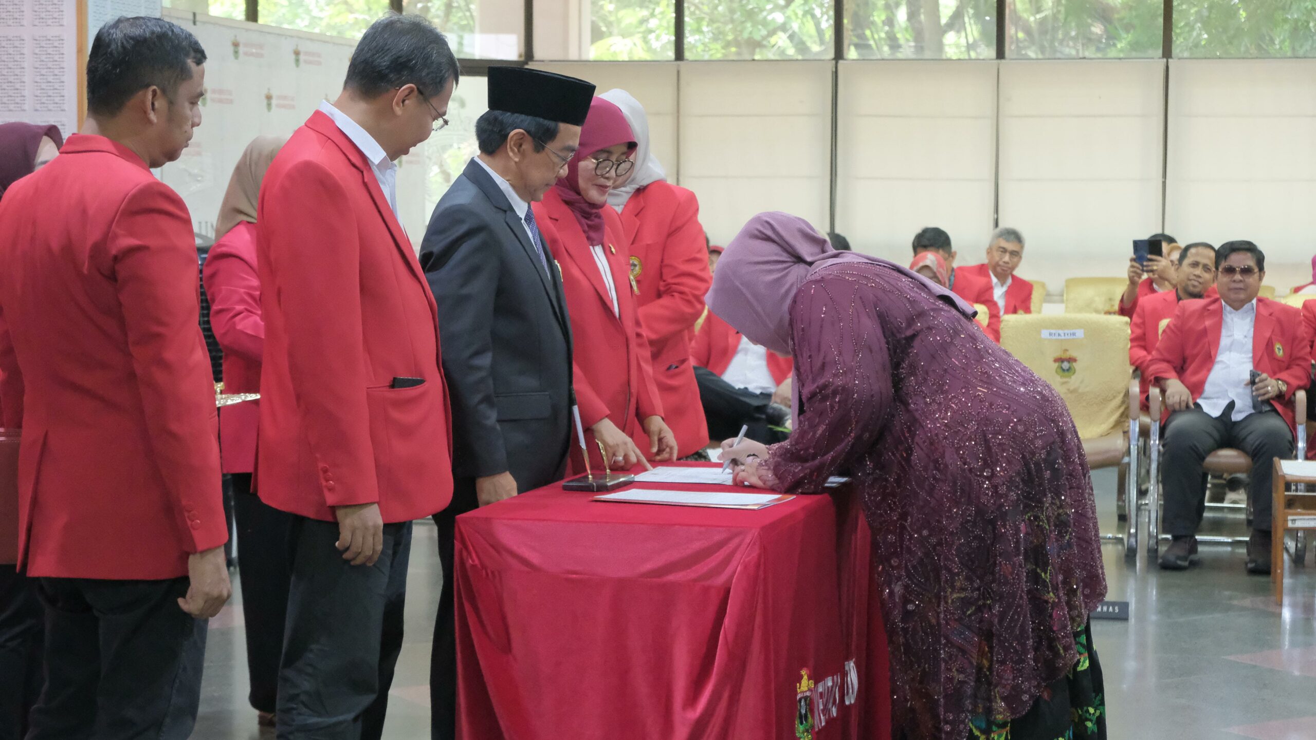 Rektor Unhas Kukuhkan Pejabat Baru, Serahkan SK Professor dan Sambut Dosen Selesai Studi Doktoral