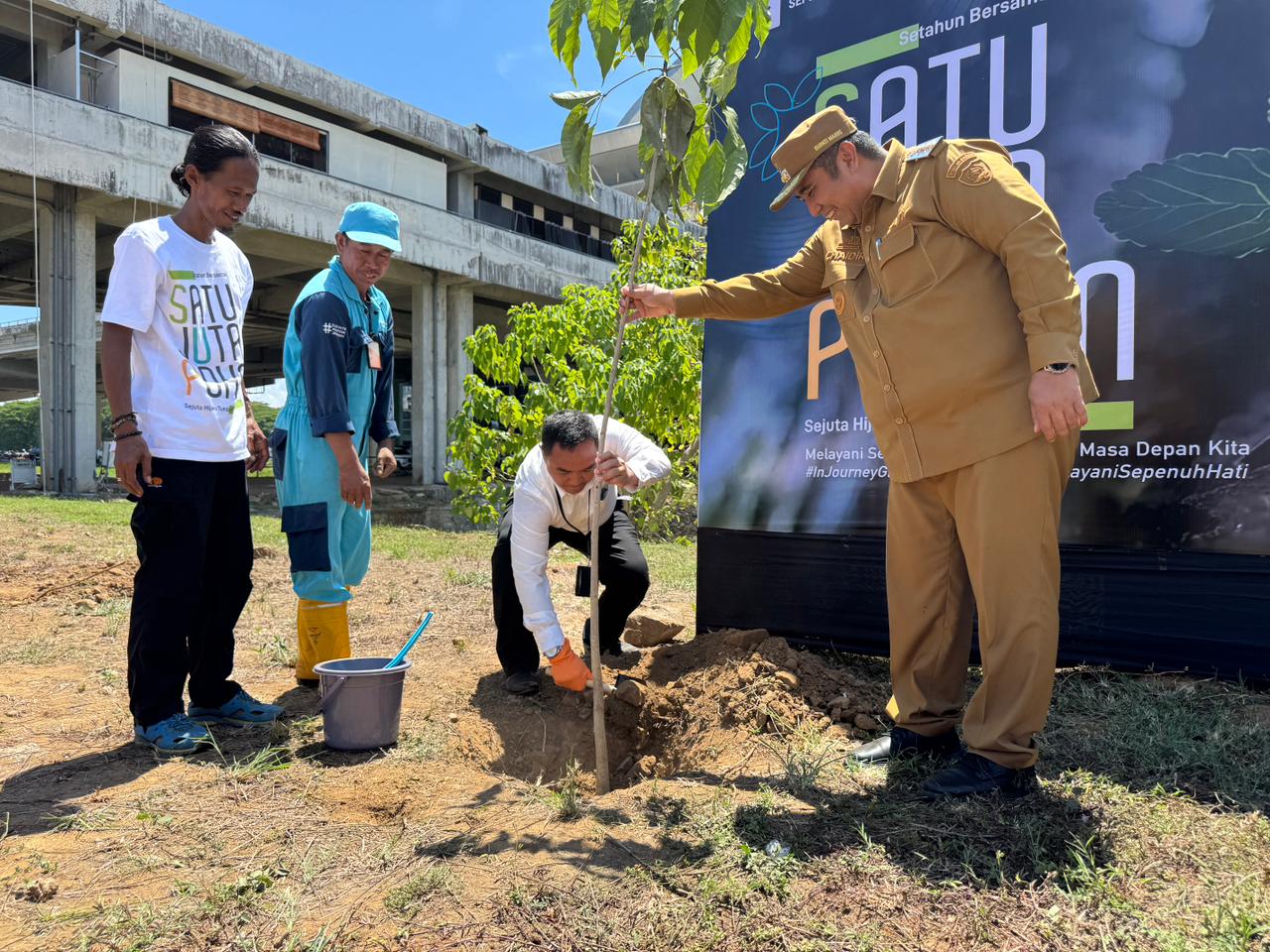 Bandara Sultan Hasanuddin Gandeng Pemkab Maros Tanam 600 Pohon Tabebuya