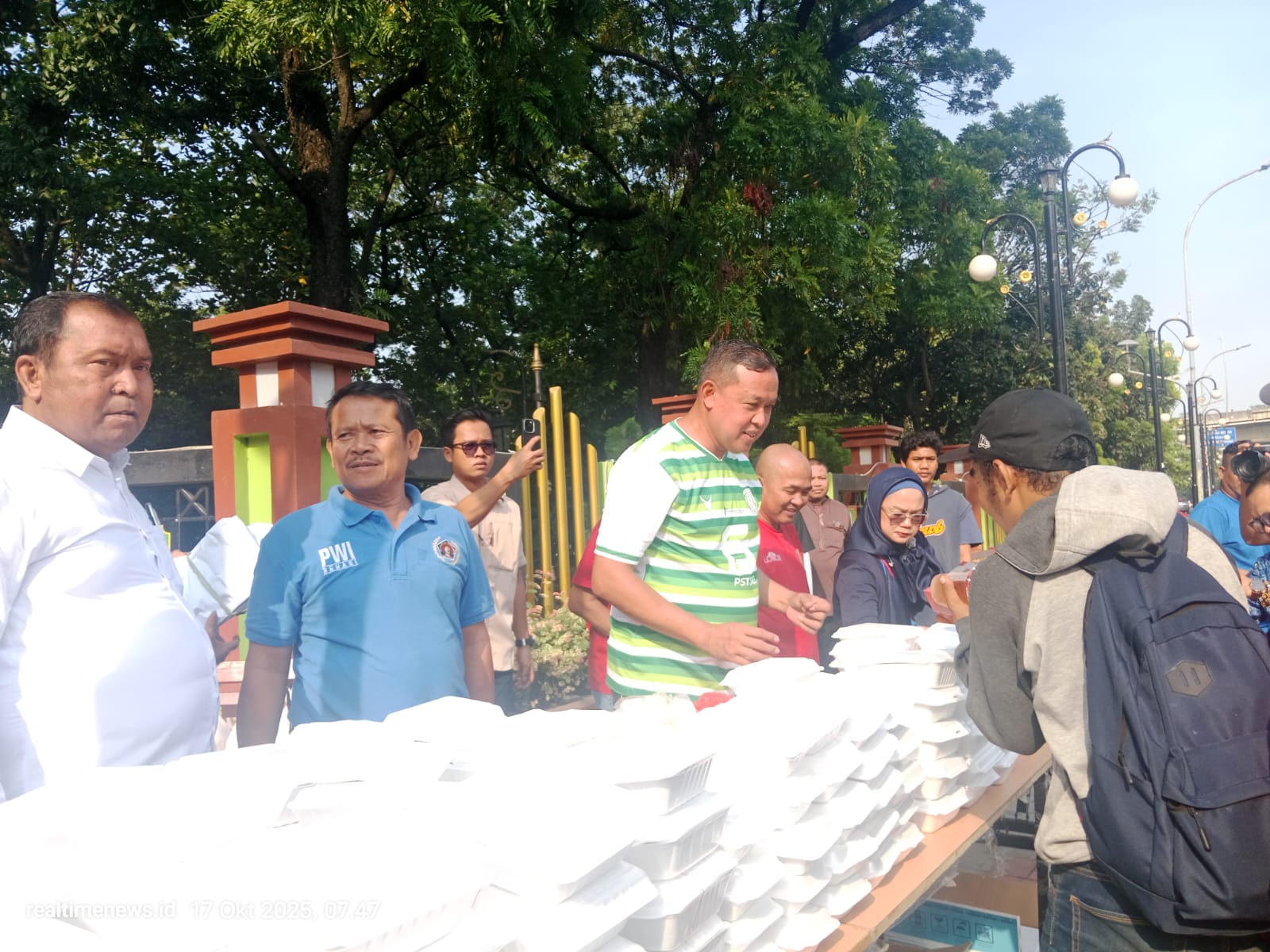 Pemkot Bekasi dan PWI Peduli Kolaborasi Gelar “Jum’at Berkah” untuk Warga dan Pengemudi Ojol