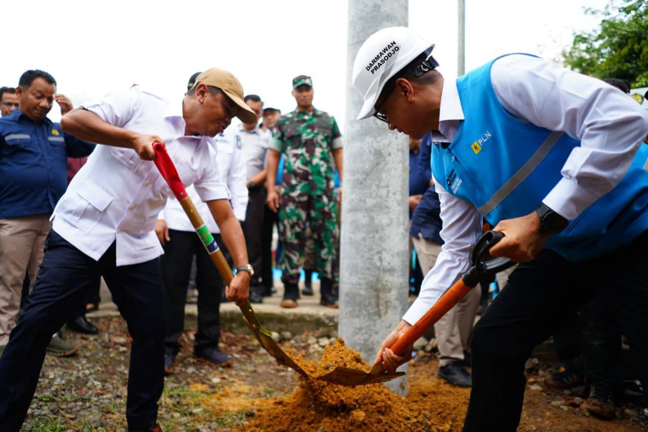 Menteri Energi dan Sumber Daya Mineral, Bahlil Lahadalia (kiri) bersama Direktur Utama PLN, Darmawan Prasodjo (kanan) secara simbolis melakukan penimbunan tanah di lokasi penanaman tiang listrik pertama di Desa Bandar Jaya, Musi Banyuasin, Sumatera Selatan pada Kamis (16/10). Jaringan listrik ini nantinya akan menyalurkan listrik ke Dusun 4 Sungai Putih, Desa Bandar Jaya yang merupakan salah satu dari 1.285 lokasi Program Listrik Desa Anggaran Belanja Tambahan Tahun 2025.
