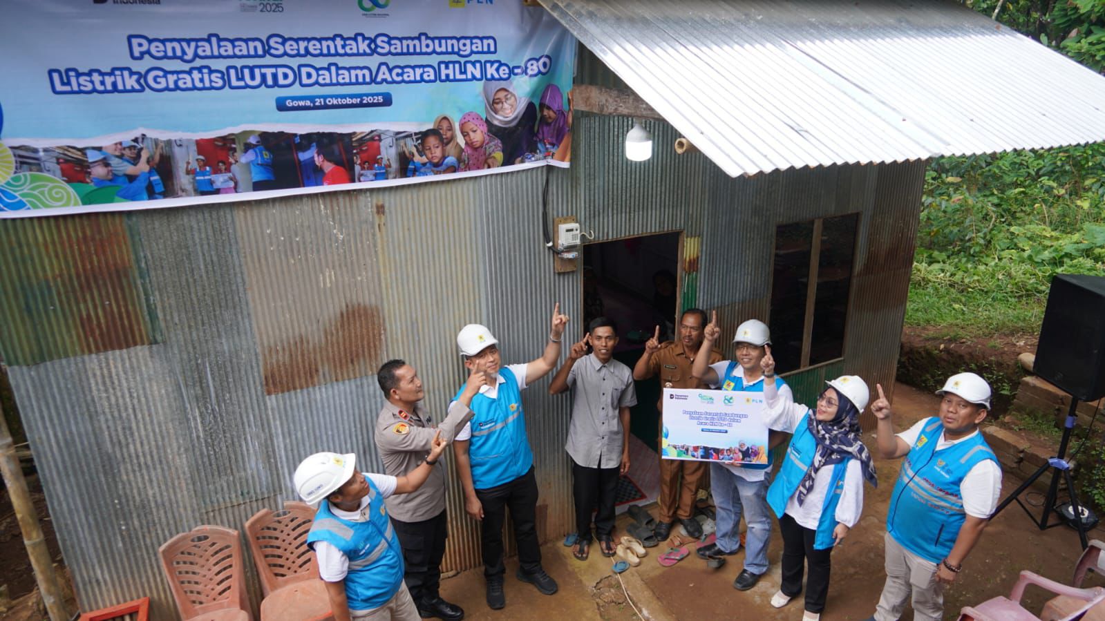 Manajemen PLN UID Sulselrabar secara simbolis menyalakan bantuan sambungan listrik gratis Light Up The Dream di Kabupaten Gowa. Bertepatan dengan Hari Listrik Nasional ke-80, PLN UID Sulselrabar melakukan penyalaan bantuan penyambungan listrik gratis bagi 448 warga di Sulselrabar secara serentak. Melalui program kepedulian pegawai PLN, kini keluarga kurang mampu bisa menikmati sambungan listrik secara gratis. Program Light Up The Dream ini merupakan bantuan yang berasal dari donasi pegawai PLN