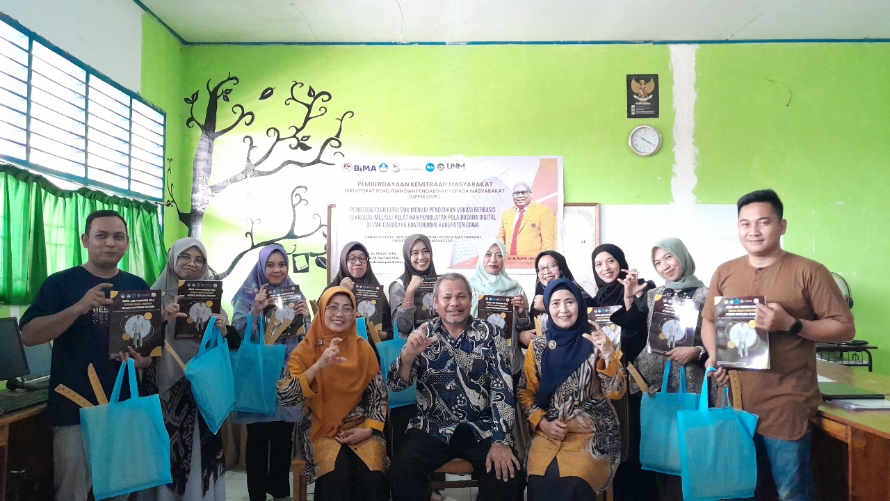 Dosen UNM Latih Guru SMK Garudaya Gowa Kuasai Pembuatan Pola Busana Digital