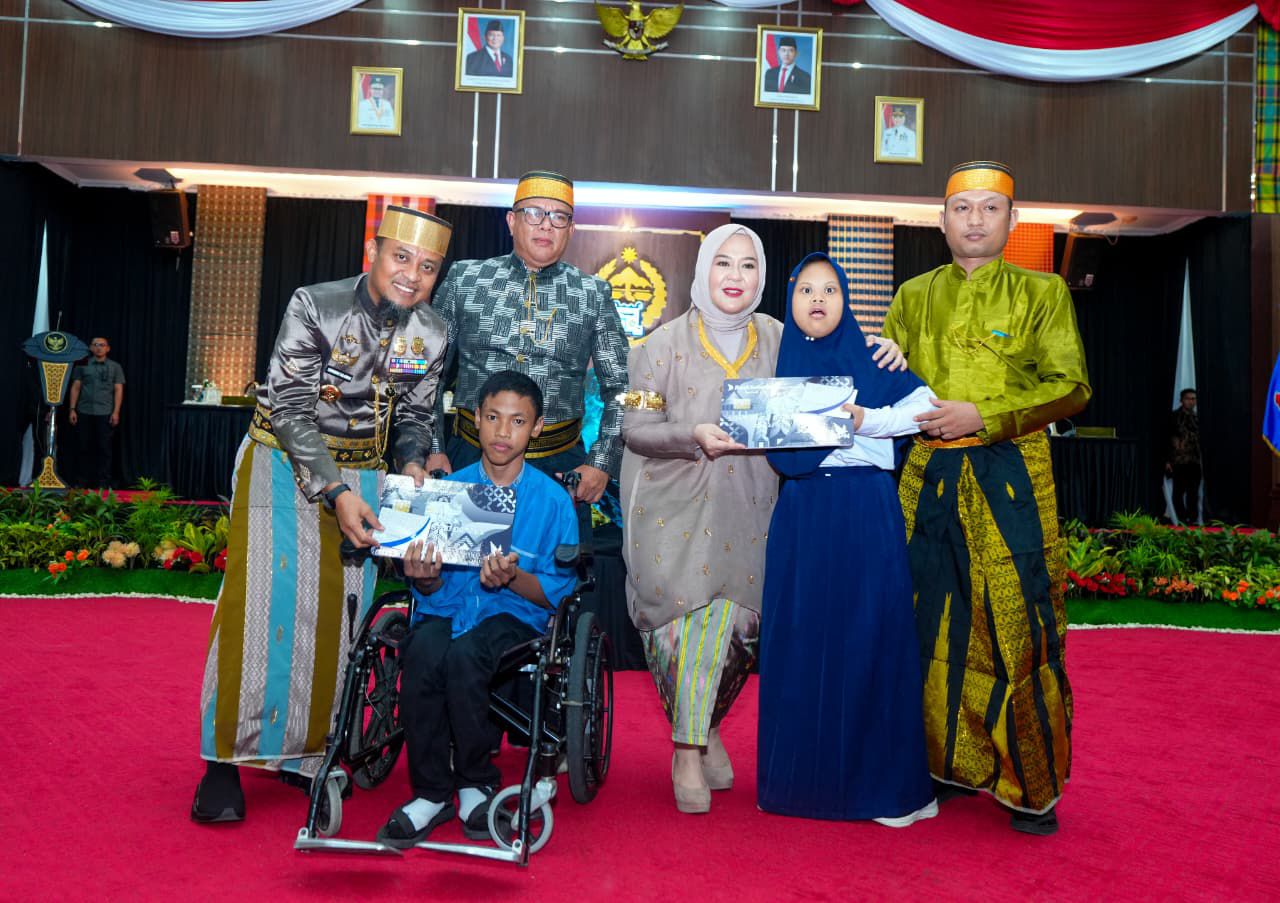Gubernur Andi Sudirman Sulaiman Berikan Bantuan Pendidikan bagi 902 Siswa Disabilitas se-Sulsel