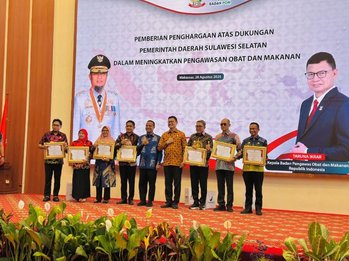 Bupati Maros Chaidir Syam menerima penghargaan dari Badan Pengawas Obat dan Makanan (BPOM) RI atas kinerja terbaik dalam pengawasan obat dan makanan di daerah.
