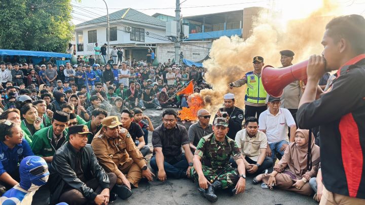 Sekitar 300 massa yang tergabung dalam Aliansi Maros Menggugat menggelar aksi unjuk rasa di depan Kantor Bupati dan Gedung DPRD Kabupaten Maros