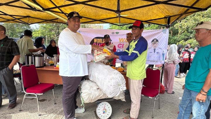 Pemkab Maros Ajak Warga Tukar Sampah dengan Sembako di World Clean Up Day 2025