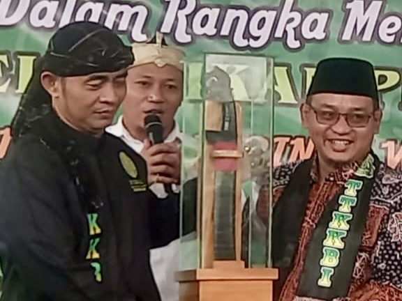 Ketua DPRD Kota Bekasi Terima “Golok Pusaka Ciomas” dari Pendekar Tjimande Banten