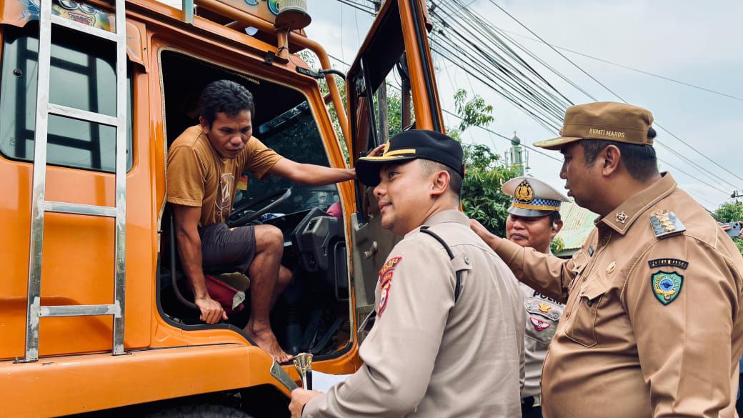 Bupati Maros, H.A.S. Chaidir Syam, Bersama Kapolres Maros AKBP Douglas Mahendrajaya, Melakukan Sosialisasi Kepada Sopir Truk Pengangkut Material Tambang