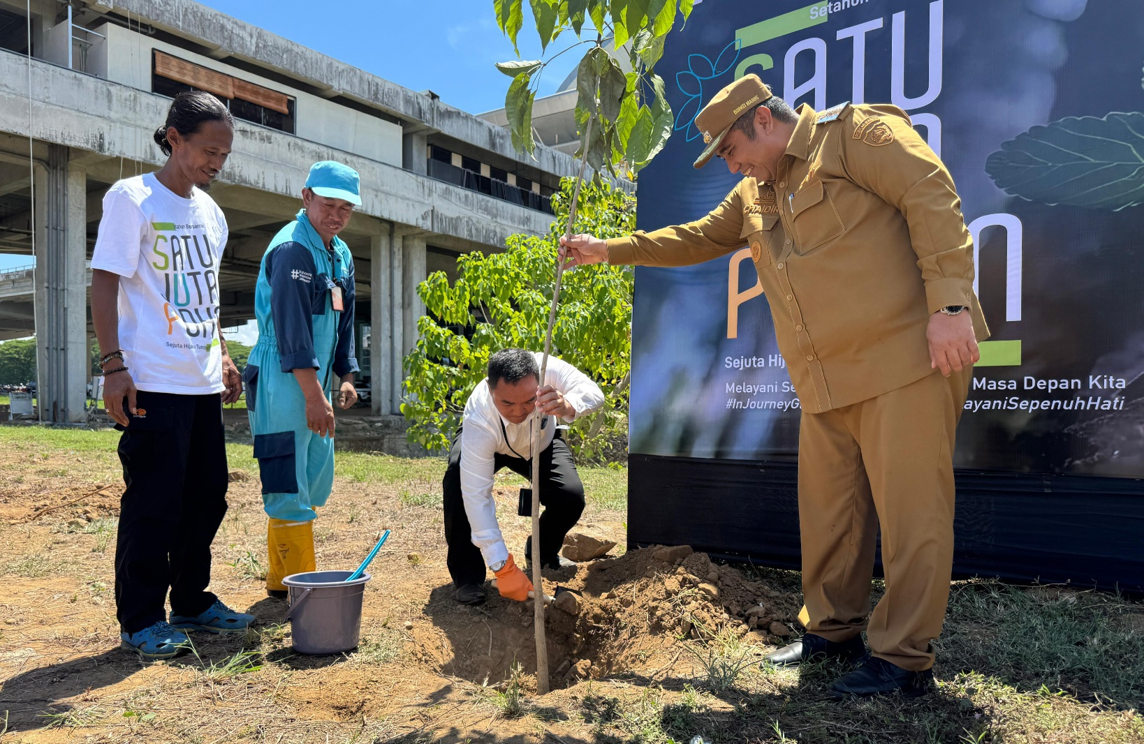 Bupati Maros Ikut Penanaman 200 Pohon Tabebuya di Bandara Sultan Hasanuddin