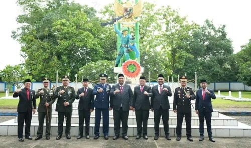 Bupati Maros dan Forkopimda Gelar Ziarah serta Tabur Bunga Peringati Hari Pahlawan