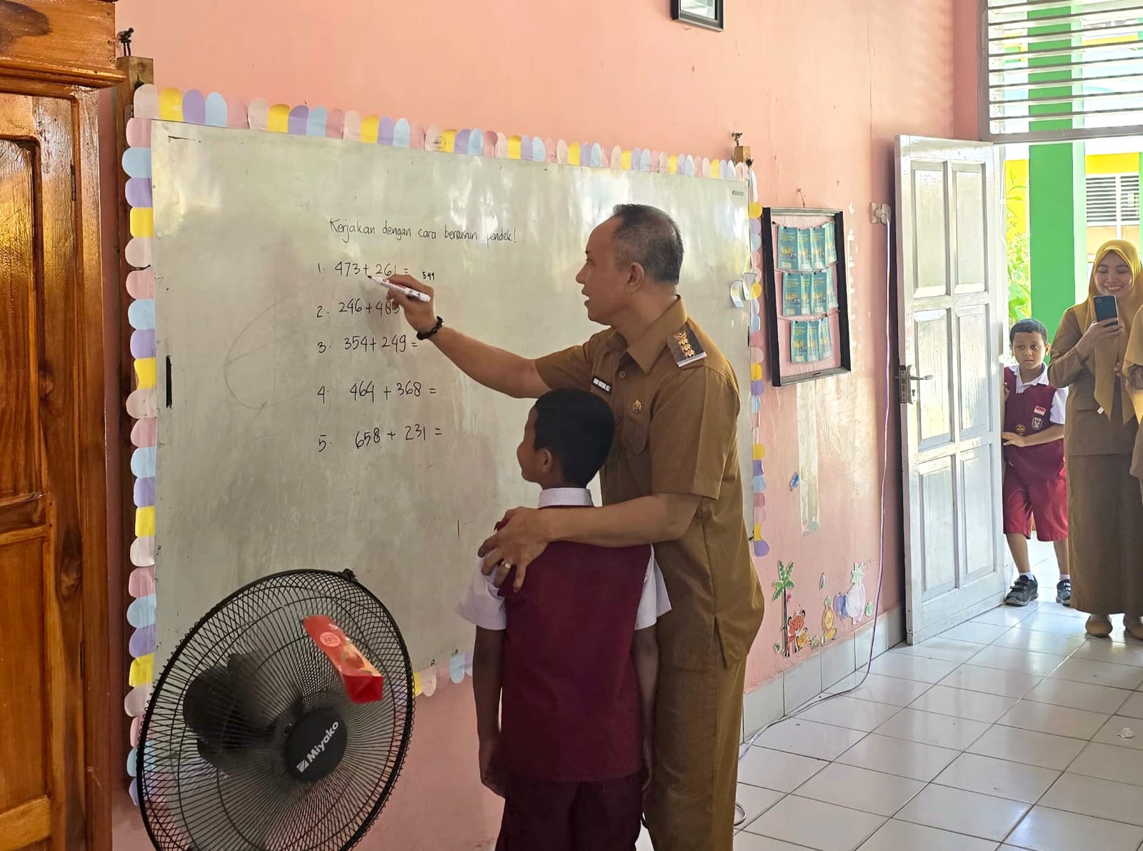 Bupati Selayar, H. Muh. Natsir Ali Saat Melakukan Inspeksi Mendadak (Sidak) ke Sejumlah Sekolah Dasar dan Puskesmas