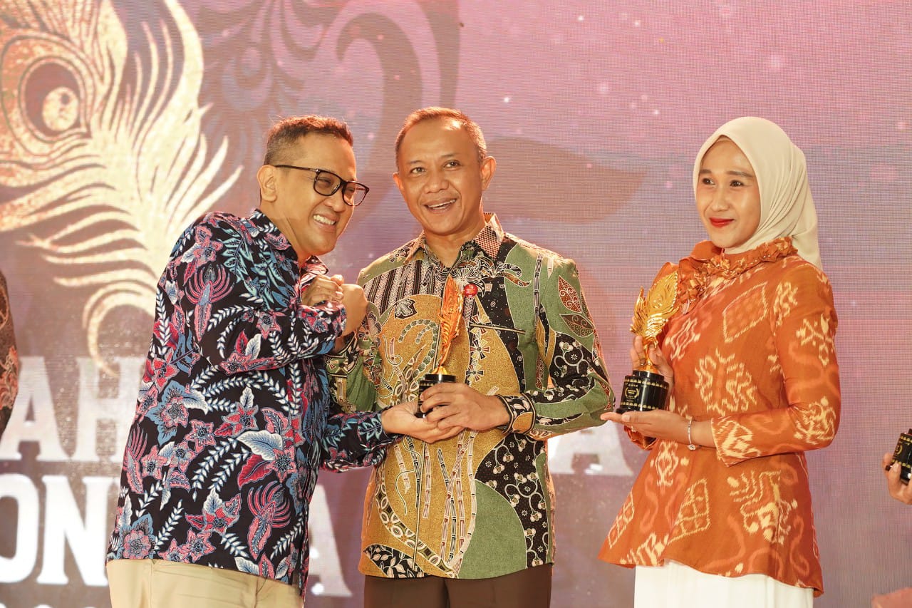 Bupati Selayar, Natsir Ali, Terima Penghargaan API Awards 2025