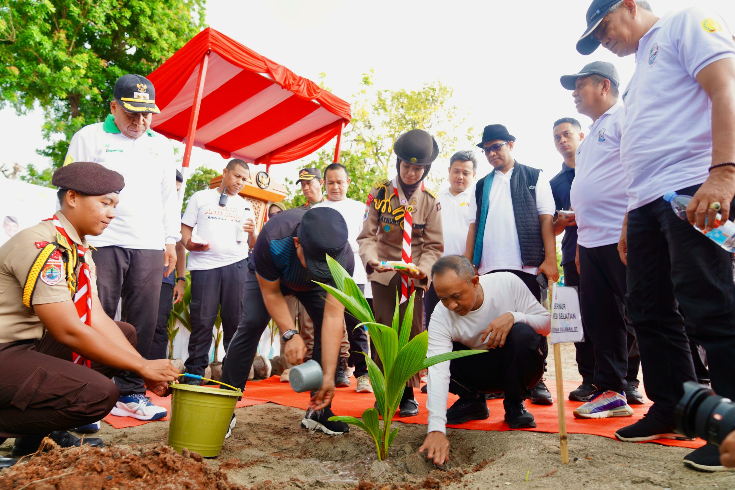 Gubernur Sulsel Tanam Kelapa di Kokolohe, GEMERLAP Selayar Kian Menggema