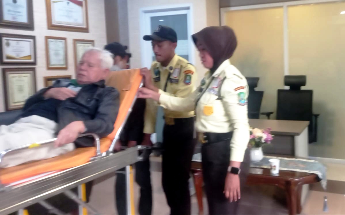 Diduga Kecewa Hasil Rapat, Pria Lansia Ahli Waris Pasar Pondok Gede Dilarikan ke RSUD Bekasi