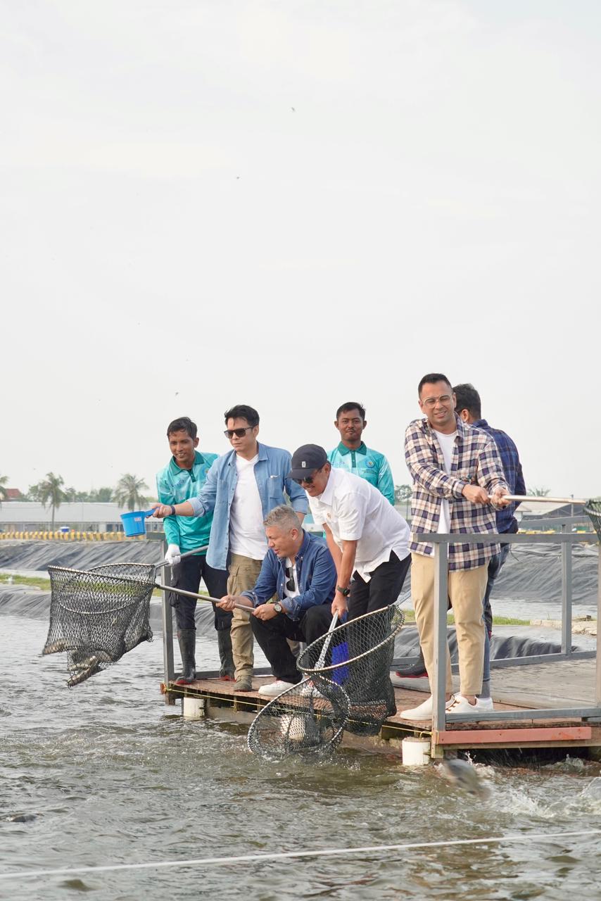 Menteri Kelautan dan Perikanan, Sakti Wahyu Trenggono, Bersama Utusan Khusus Presiden Bidang Pembinaan Generasi Muda dan Pekerja Seni, Raffi Ahmad Meninjau Lokasi Modeling Budidaya Nila Salin (BINS) di Karawang