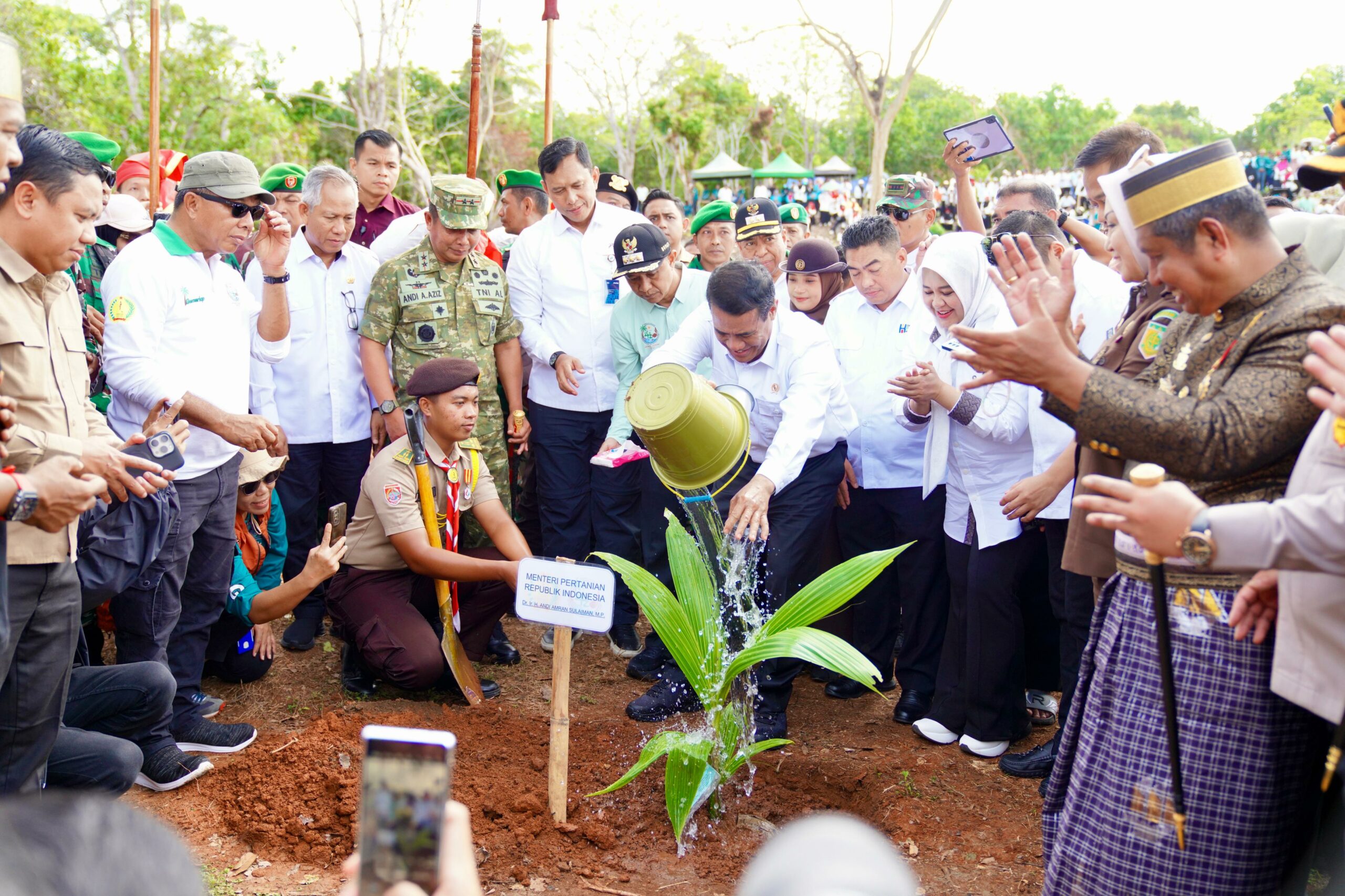 Mentan Amran Launching Gerakan Menanam Lima Juta Kelapa di Selayar