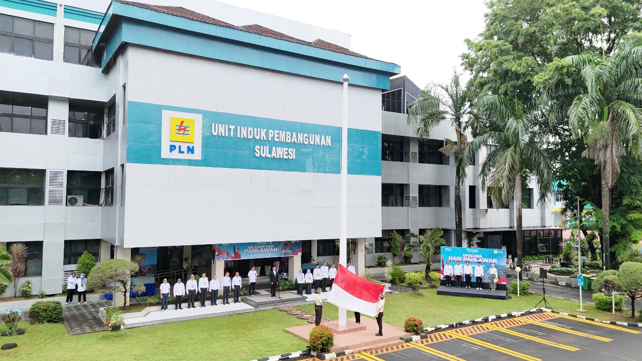 PLN Group Regional Makassar Menggelar Upacara Bendera di Halaman Kantor PT PLN (Persero) Unit Induk Pembangunan (UIP) Sulawesi, Senin (10/11/2025).