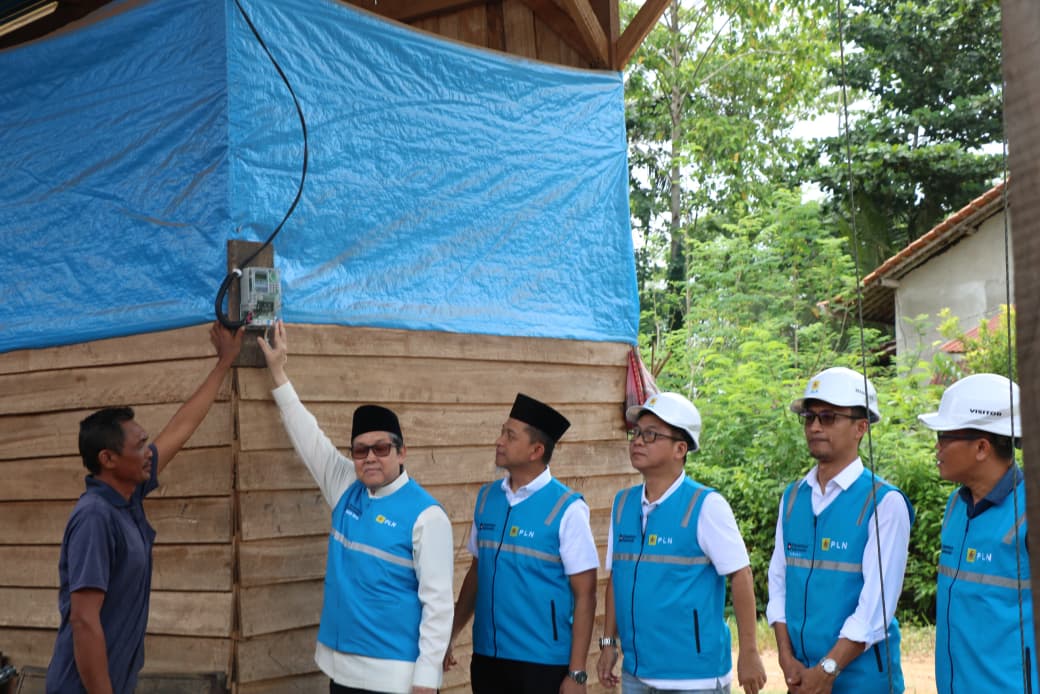 Komisaris Independen PT PLN (Persero), Ali Masykur Musa (kedua dari kiri), GM PLN UID Sulselrabar, Edyansyah (ketiga dari kiri), dan Manajemen PT PLN (Persero) Menyalakan Secara Simbolis Bantuan Pasang Baru Listrik Gratis Melalui Program Light Up The Dream Kepada Sofyanto, Warga Kabupaten Konawe (paling kiri), Sulawesi Tenggara pada Minggu (16/11/2025).