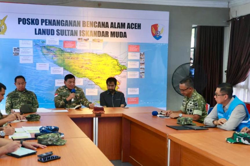 Menteri Pertahanan, Sjafrie Sjamsoeddin (Kedua dari Kiri) Bersama Panglima TNI, Jenderal TNI Agus Subiyanto (Kiri), Gubernur Aceh, Muzakir Manaf (Tengah), Panglima Komando Daerah Militer Iskandar Muda, Mayor Jenderal TNI Joko Hadi Susilo (Kedua dari Kanan), dan Direktur Utama PLN, Darmawan Prasodjo (Kanan) Berkoordinasi Terkait Penanganan Bencana Alam di Aceh (29/11/2025).