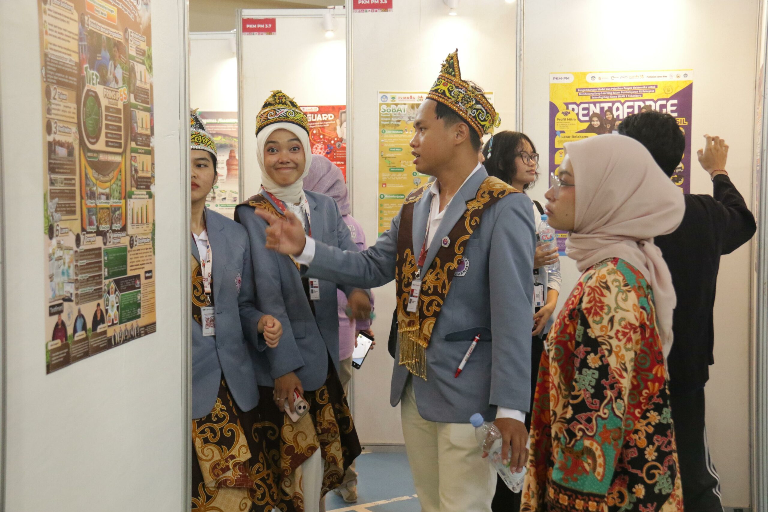 Pameran Poster PIMNAS ke-38 Unhas Resmi Dibuka, 417 Karya Mahasiswa Dipajang
