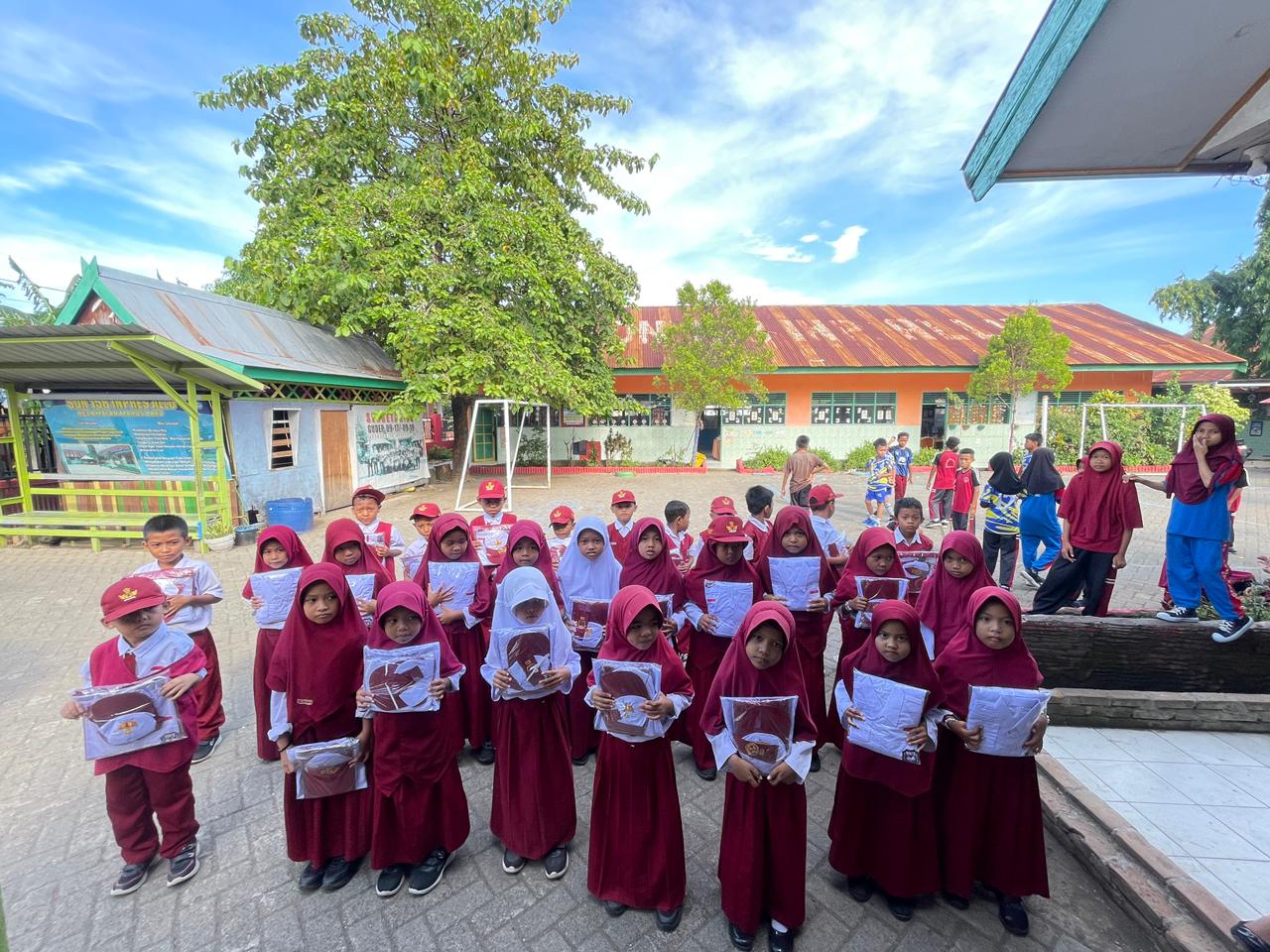 Pemkab Maros Bagikan 15.296 Seragam Gratis untuk Siswa SD dan SMP