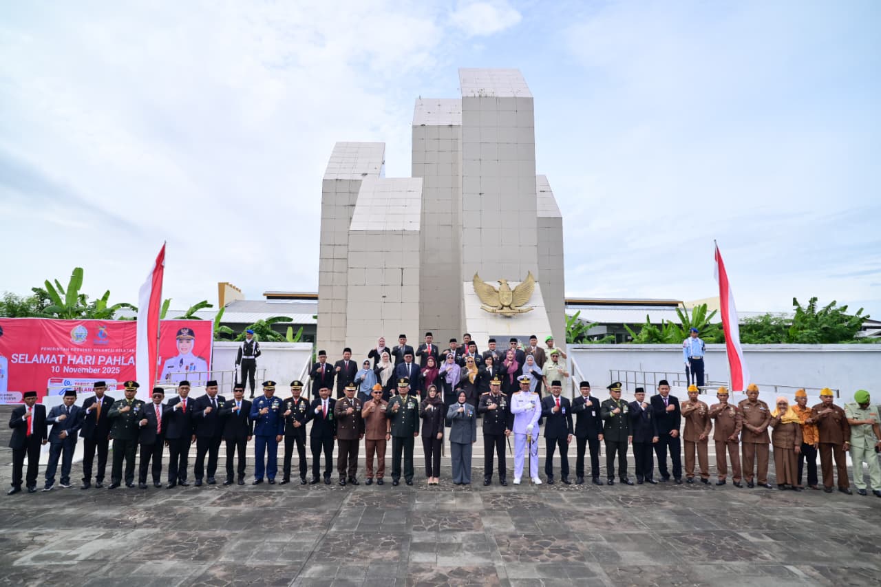 Wakil Gubernur Sulawesi Selatan, Fatmawati Rusdi, Memimpin Upacara dan Ziarah Nasional Dalam Rangka Peringatan Hari Pahlawan ke-80 yang dipusatkan di Taman Makam Pahlawan Panaikang, Makassar, Senin, (10/11/2025).