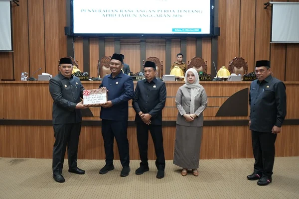 Wakil Bupati Maros Serahkan Rancangan APBD 2026 ke DPRD