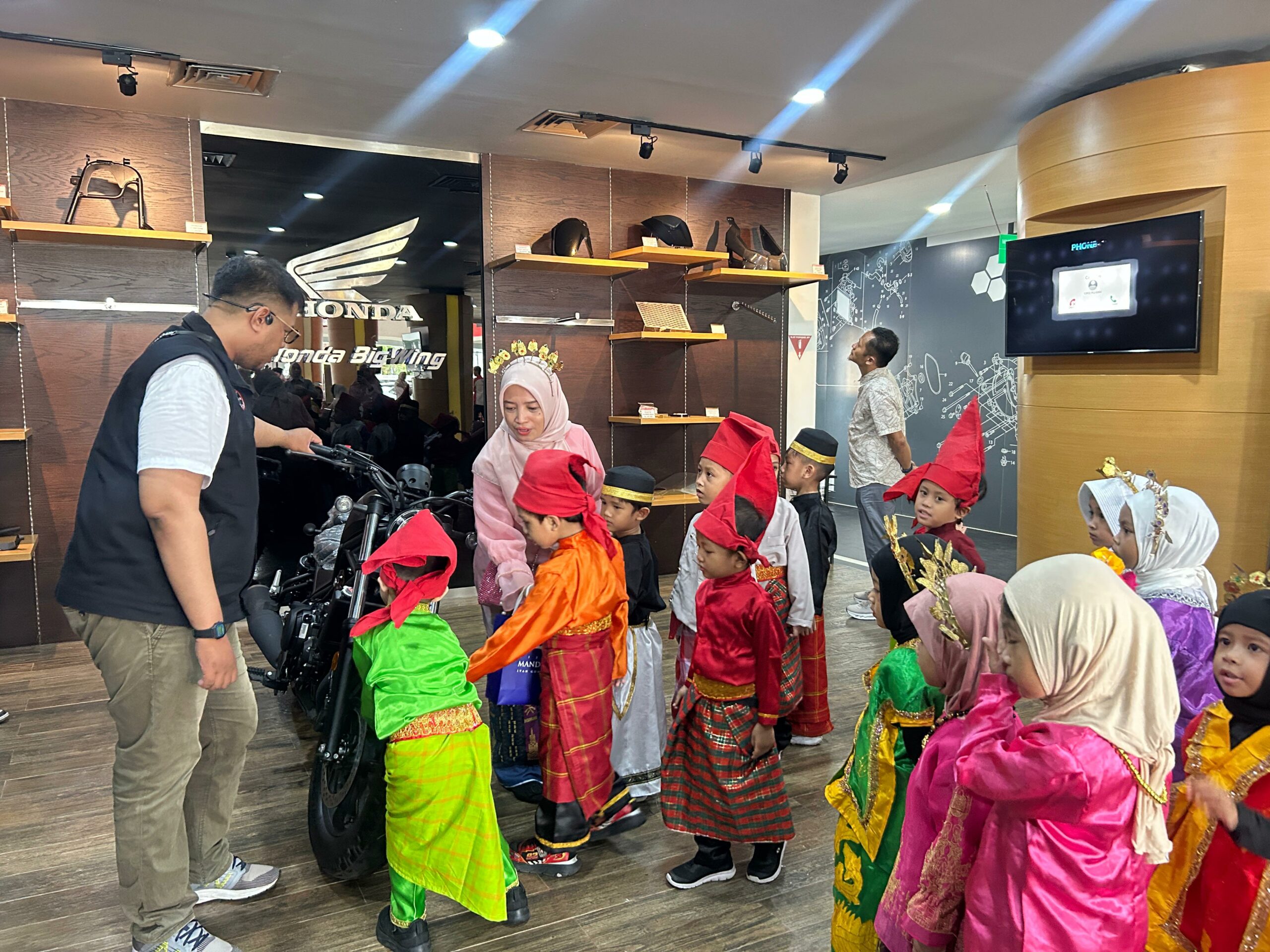 Asmo Sulsel Ajak Siswa TK Islam Al-Azhar 34 Makassar Belajar Cinta Kota Lewat Kunjungan Edukatif