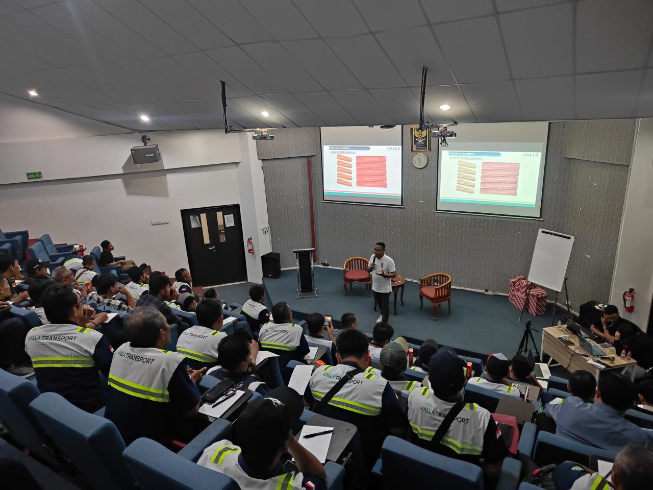Kalla Transport & Logistics Perkuat Budaya Aman Berkendara Lewat Pelatihan Safety and Defensive Driving di UI