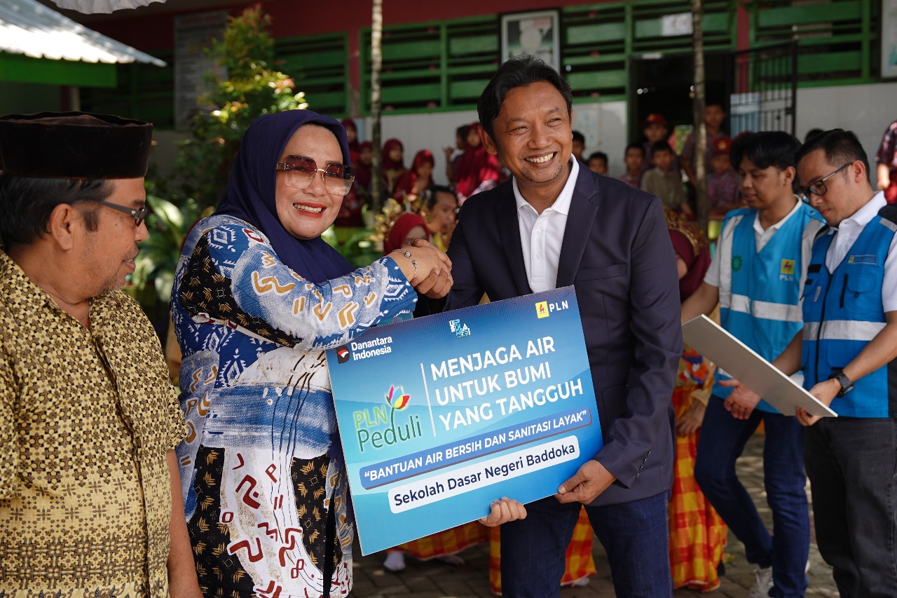 PLN UIP Sulawesi Salurkan Bantuan Sanitasi dan Air Bersih untuk 8 SD di Makassar