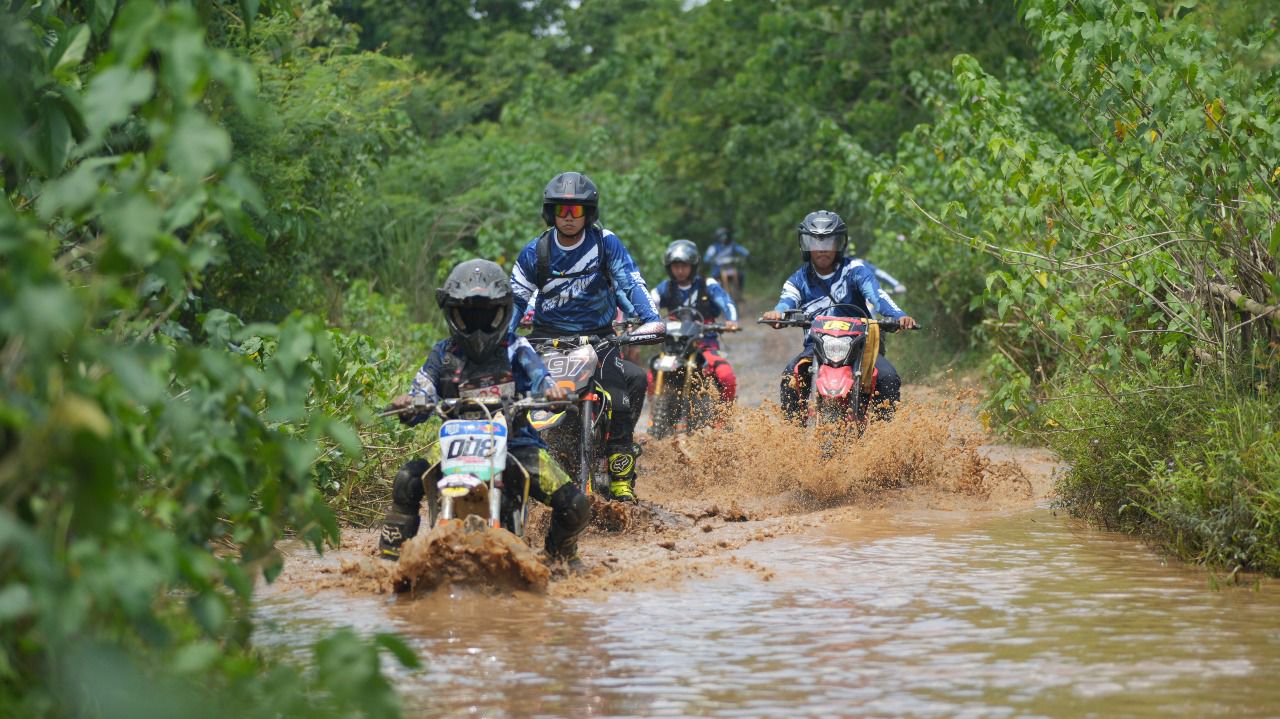 108 Rider CRF Tantang Hujan dan Jalur Ekstrem di Makassar