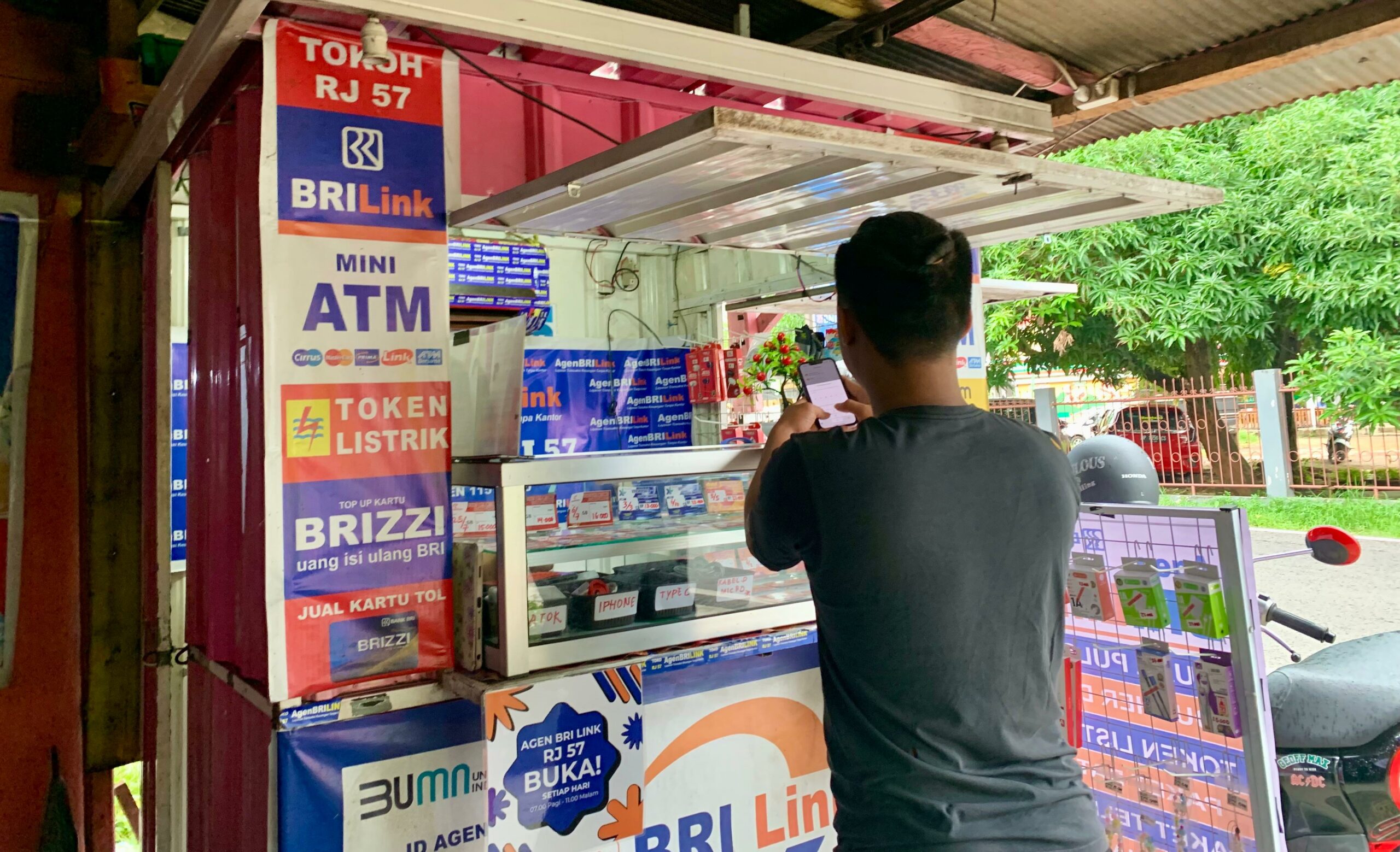 Agen BRILink: Garda Terdepan Hadirkan Layanan Transaksi hingga Edukasi Keuangan Masyarakat Agen BRILink: Garda Terdepan Hadirkan Layanan Transaksi hingga Edukasi Keuangan Masyarakat