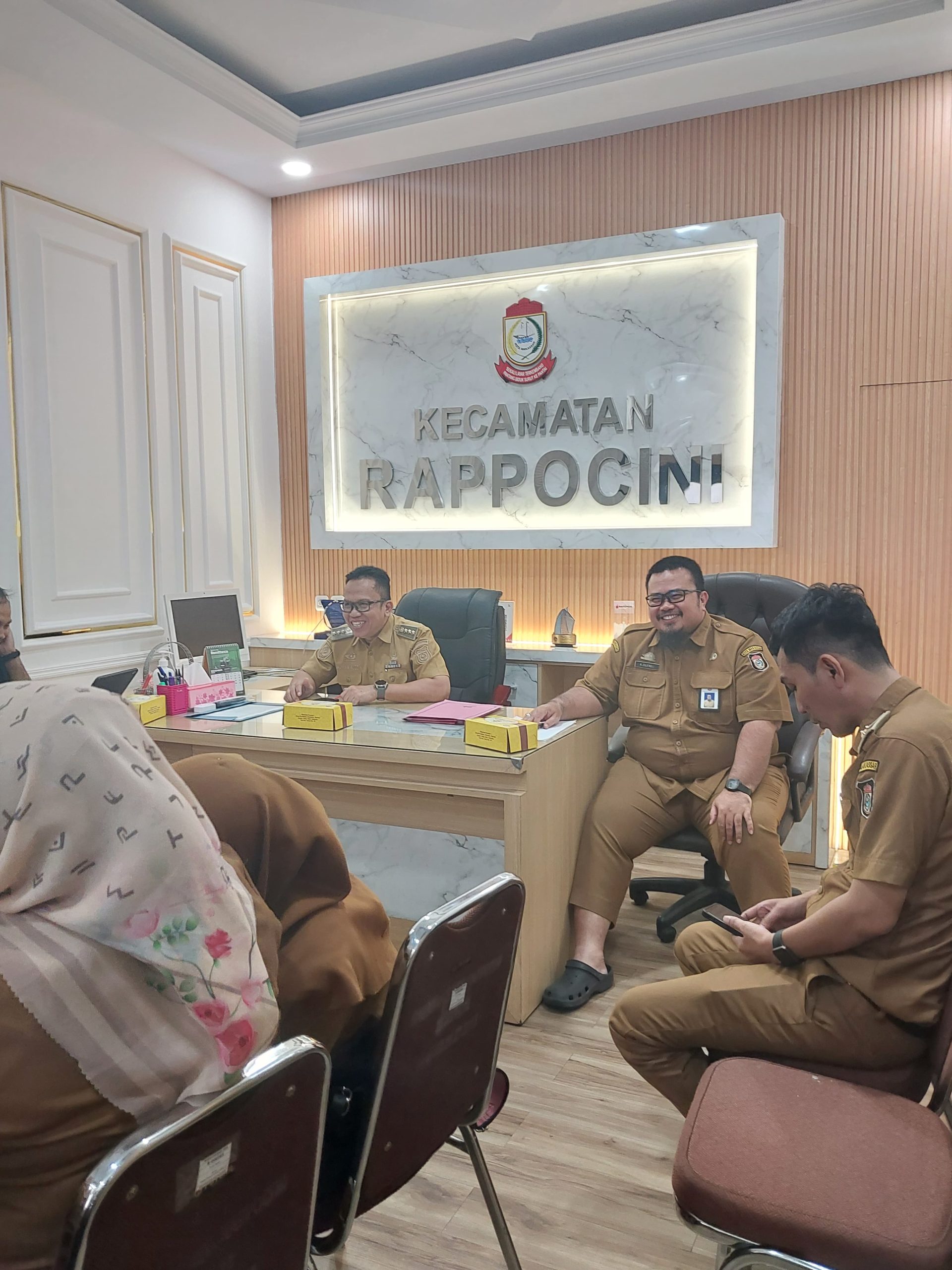 Camat Bersama Sekretaris Camat Rappocini Menerima Kunjungan Panitia Tim Jelajah Sampah