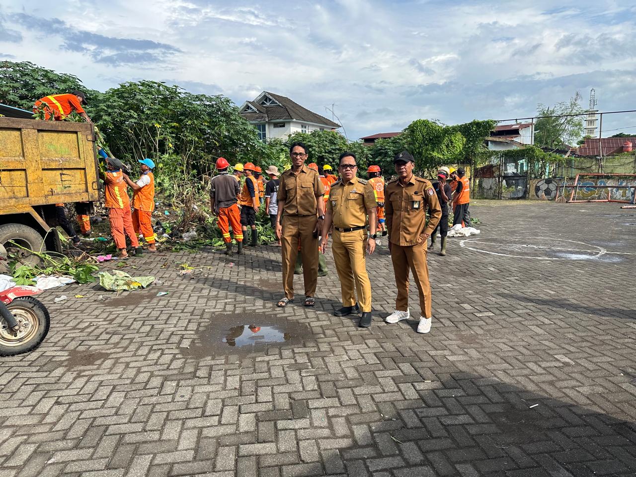 Camat Rappocini Pimpin Kerja Bakti Bersihkan Sampah Liar di Banta Bantaeng