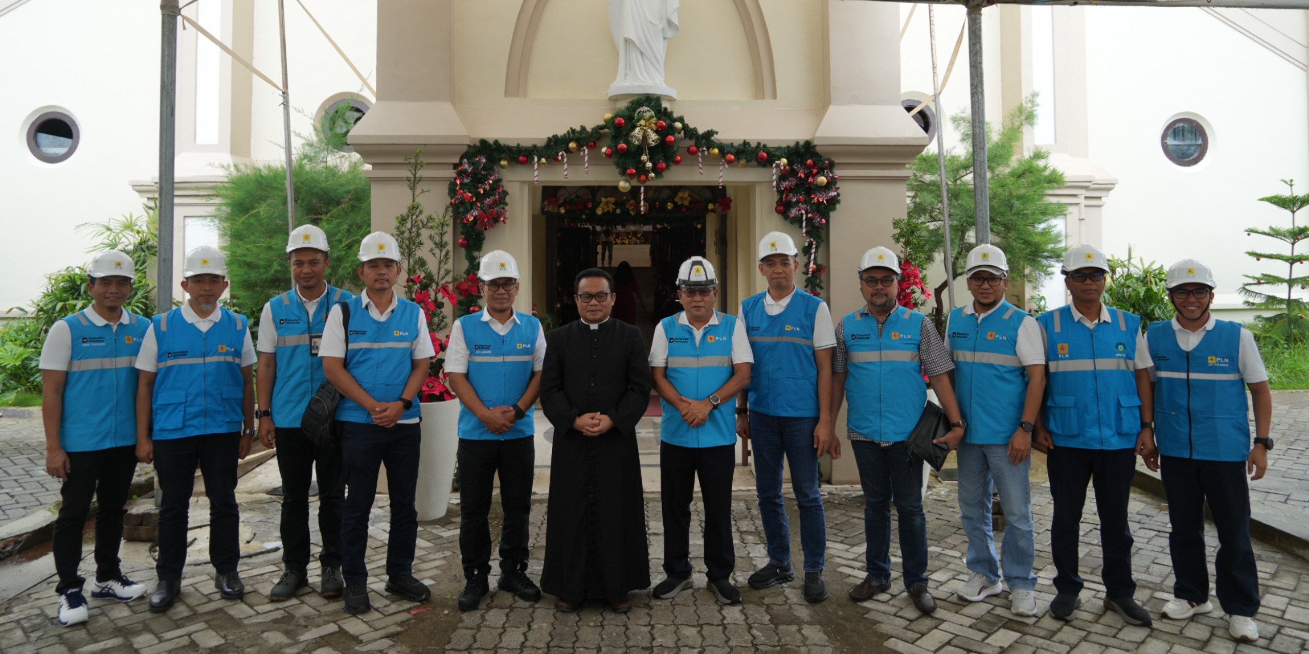 Direksi PLN Tinjau Gereja Katedral Makassar, Pastikan Listrik Andal Saat Nataru