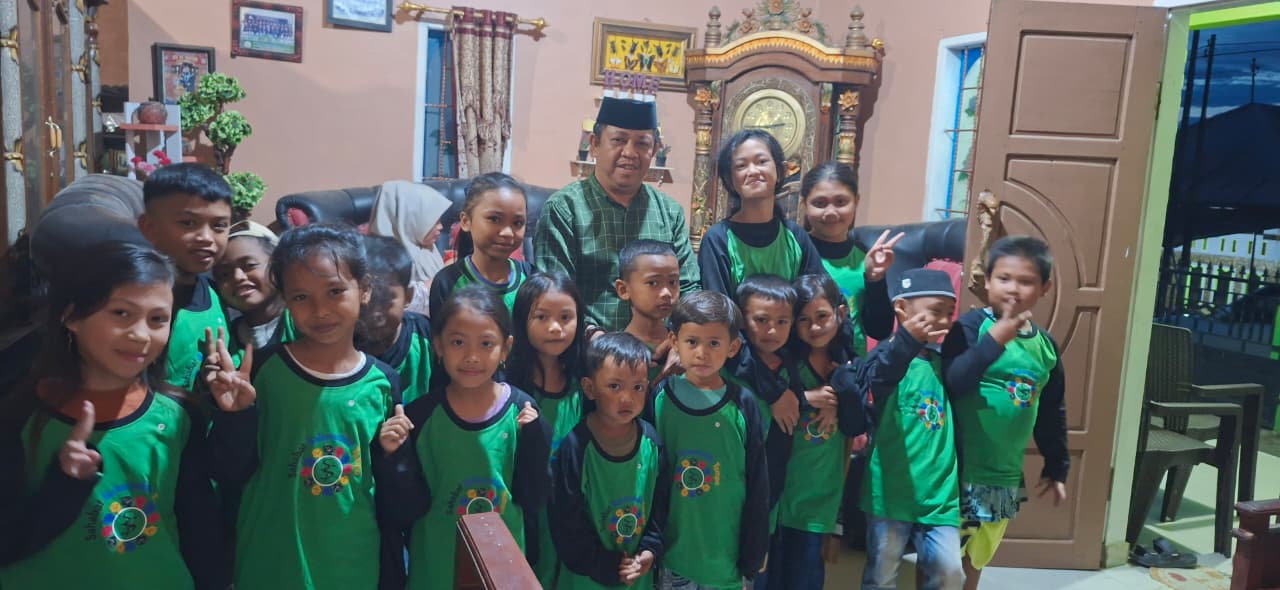 Anggota DPRD Jeneponto Saharuddin Tompo Berikan Bantuan Seragam untuk Anak-anak Pengajian Dusun Campaga Tinggia